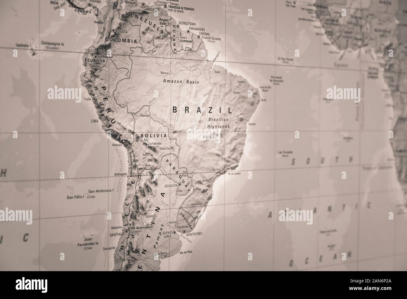 Le Brésil sur une carte du monde en blak et blanc Banque D'Images