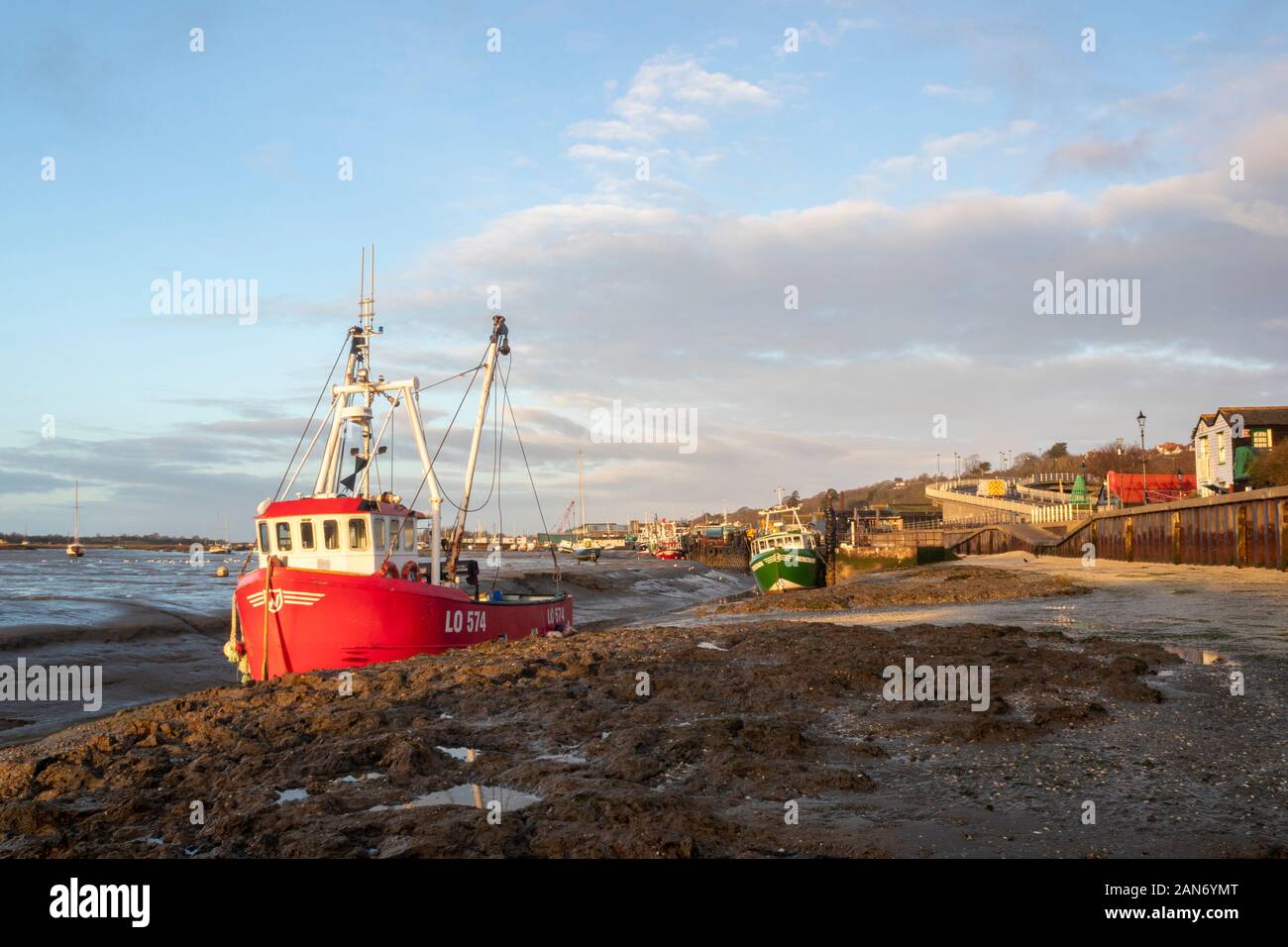 Des bateaux de pêche à l'ancienne Leigh, Leigh-on-Sea, Essex, Angleterre against a blue sky Banque D'Images