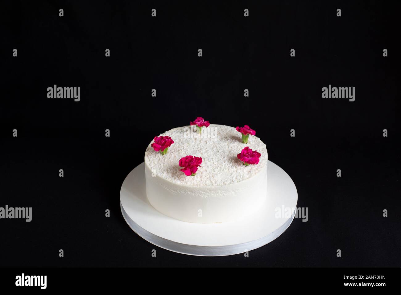 Petit Gateau Blanc Isole Sur Fond Noir L Art De La Confiserie Gateau Rond Copier L Espace Modele De Carte Photo Stock Alamy Petit Gateau Blanc Isole Sur Fond Noir L Art De La Confiserie Gateau Rond Copier L Espace Modele De Carte Photo Stock Alamy