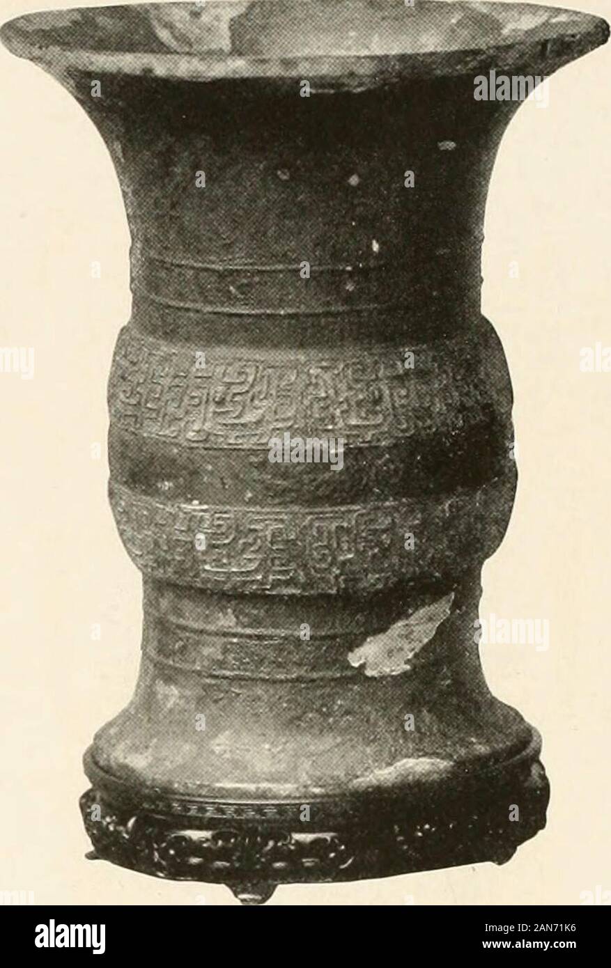 Catalogue illustré de la remarquable collection de bronzes chinois ancien, belle vieille porcelains, ambre et sculptures sur pierre, dix-huitième siècle somptueux brocarts, intéressant les vieilles peintures sur verre et des vieux tapis, tapis et meubles, d'anciens palais et temples de Chine comprenant la collection privée d'un noble chinois de Tien-Tsin . vert et gris incrustations. La hauteur. 10 pouces : propagation de haut. 7/^, inclies. 146-Broxze Gi.oini.AR ,ira avec couvercle (Han) Courte manche large avec un nioldetl bande quant à elle, une large télévision bandmolded autour du corps ; convexe et pied cylindrique arc ; Banque D'Images