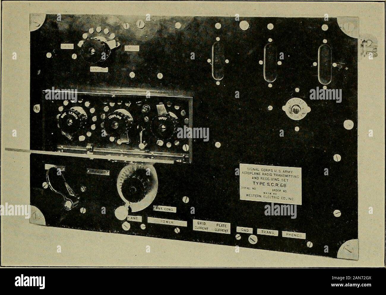Rapport annuel du Conseil d'administration de la Smithsonian Institution raccordée par l'apparatuswith . le châssis de l'avion comme un contrepoids. La longueur d'thiswire est normalement de 300 pieds. Une bobine a été fournie pour la tenue d'thiswire et un petit poids a été attaché à l'extrémité libre de causer il tounreel correctement après l'avion a quitté le sol. Afin de reducethe attention requise par l'aviateur dans la ceinture de l'antenne sous forme aspecial de moulinet a été conçu avec un régulateur centrifuge, whichlimited la ceinture de vitesse pour une valeur qui a empêché l'weightfrom briser le fil à la fin Banque D'Images