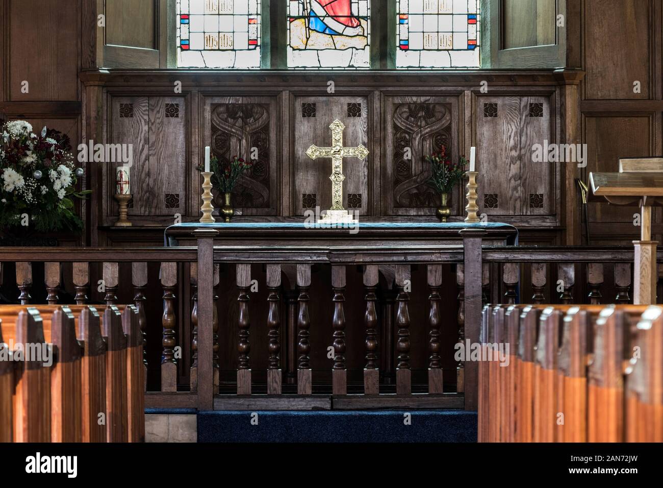 Croix en or à l'intérieur d'une église dans le Lake District, Cumbria, Royaume-Uni Banque D'Images