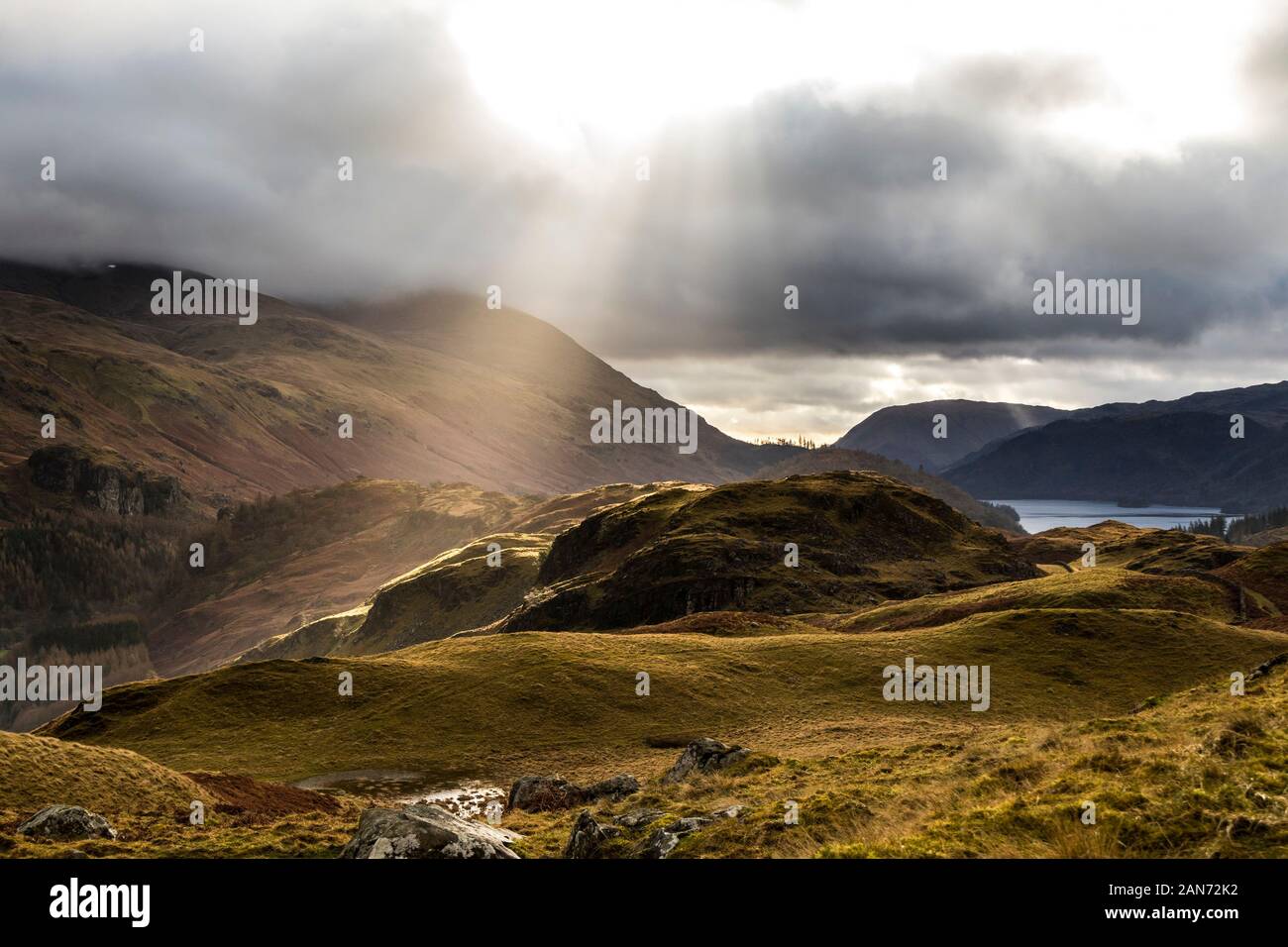 Rayons crépusculaires spectaculaire haute éclairant Rigg, Thirlmere, Lake District, Cumbria, Royaume-Uni. Banque D'Images
