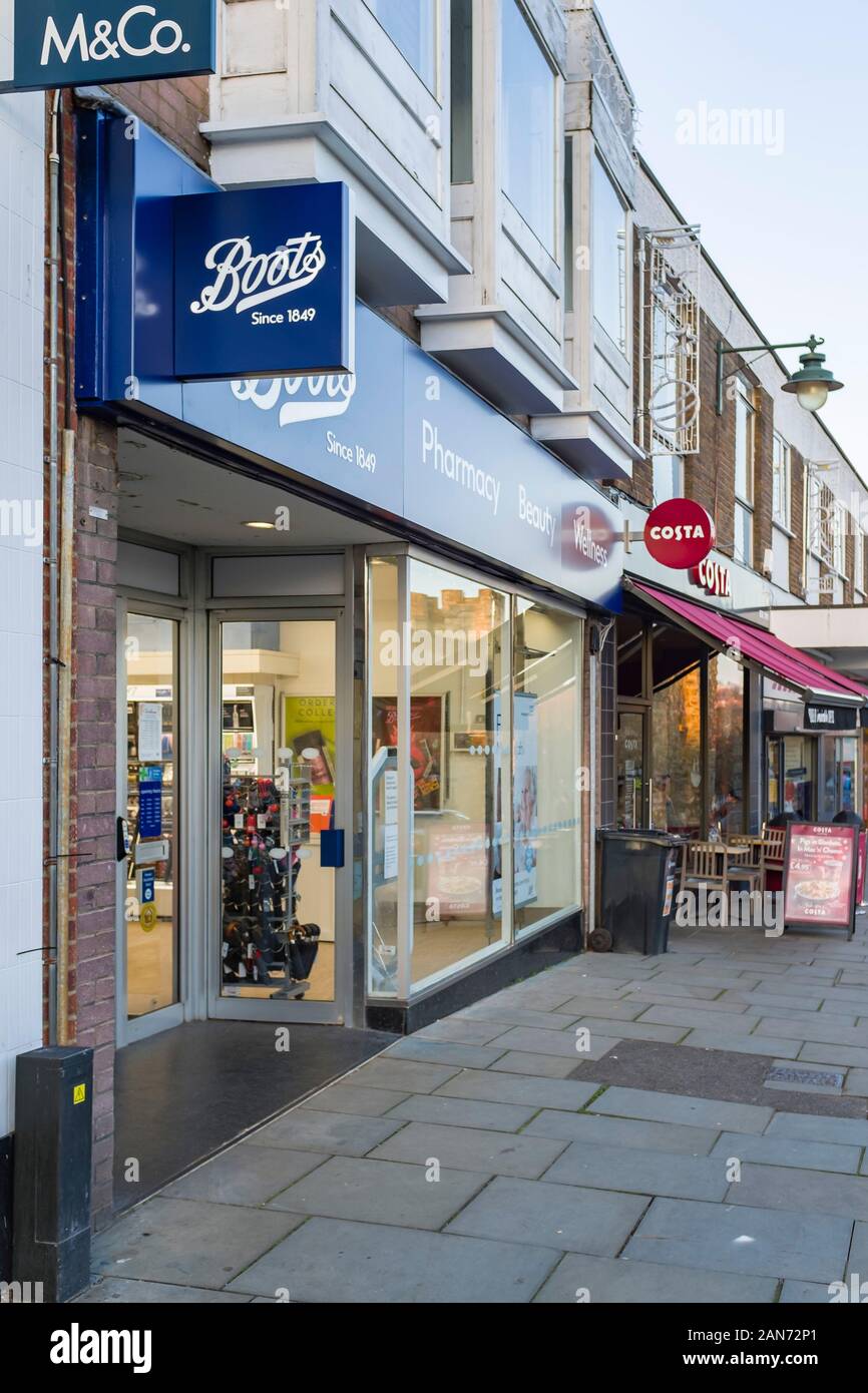 BUCKINGHAM, Royaume-Uni - Décembre 04, 2019. En dehors d'une pharmacie d'excellente réputation des bottes d'une entreprise de high street Banque D'Images