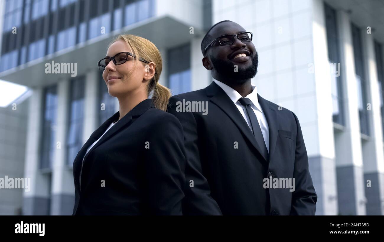 Les entrepreneurs qui réussissent présentent pour l'appareil photo, les professionnels en développement des affaires Banque D'Images