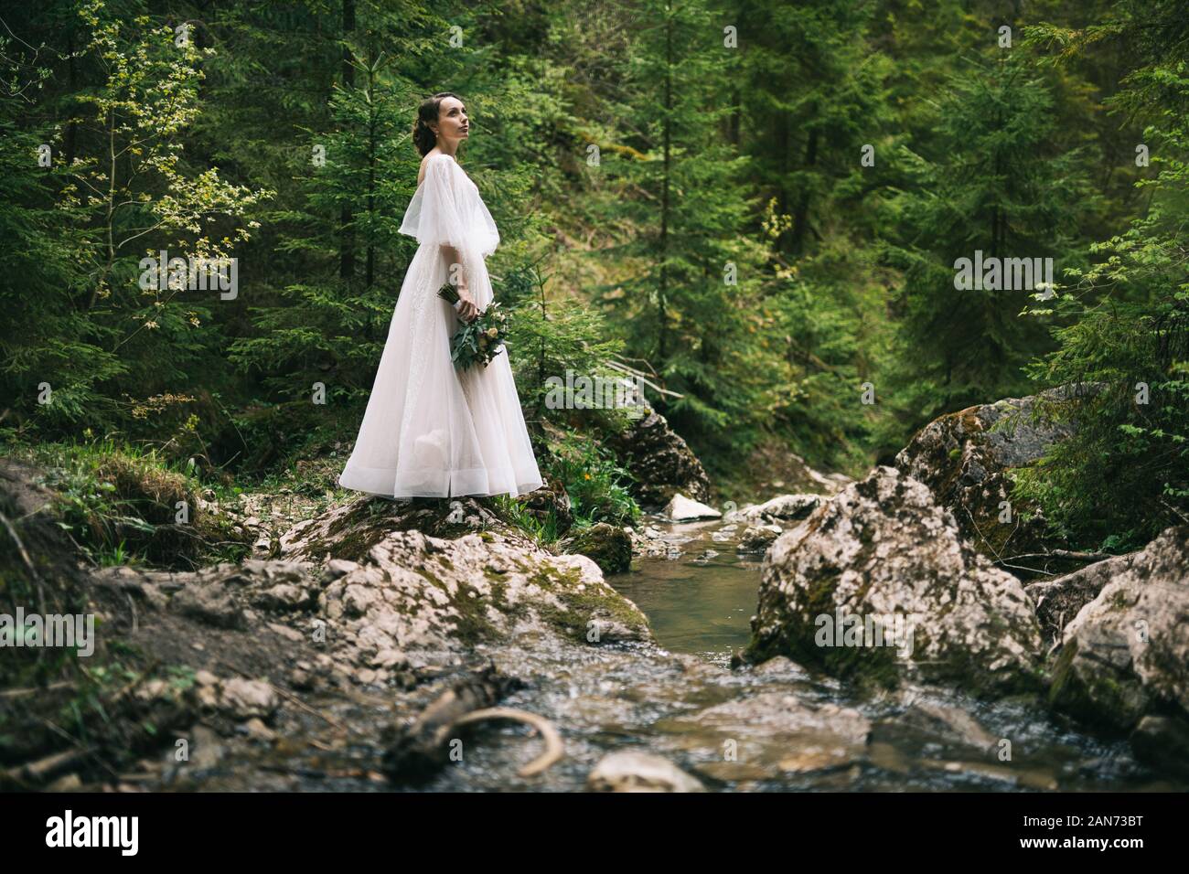 Dans little white dress posing dans la nature Banque D'Images