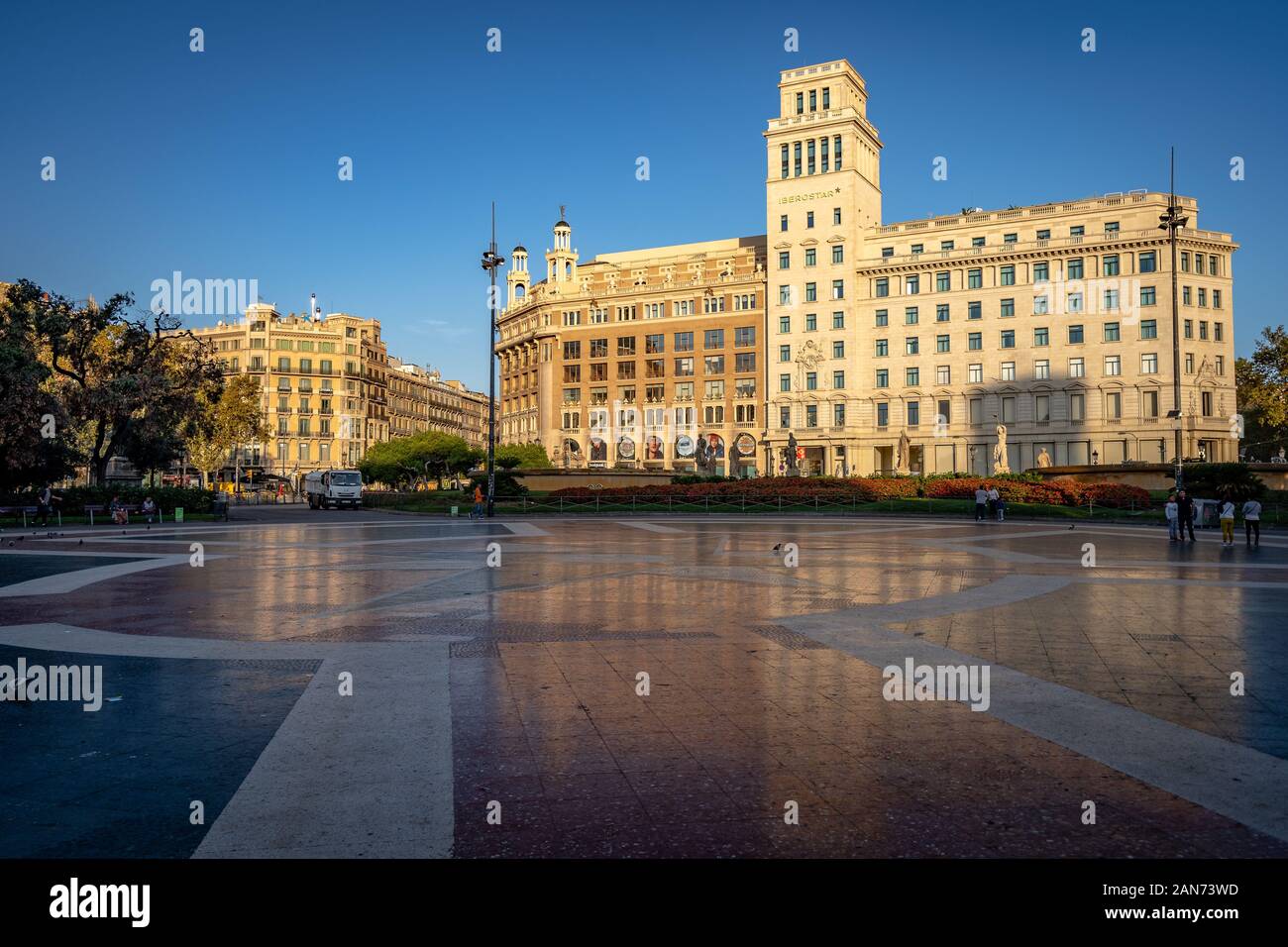 Barcelone, Espagne - Les bâtiments autour de la place centrale - Plaza de Catalunya Banque D'Images