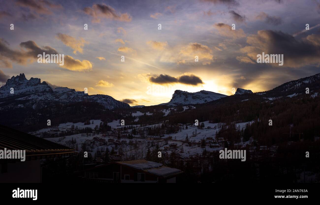 Une vue panoramique de la ville avec le Mont Ra Gusela et Averau au coucher du soleil, à Cortina d'Ampezzo, Italie Banque D'Images