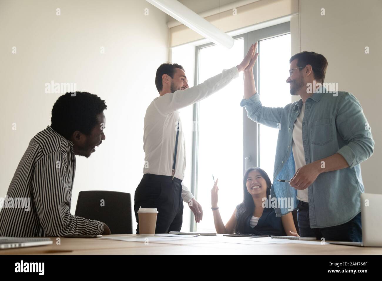 Heureux les hommes accordent une grande séance d'à cinq Banque D'Images