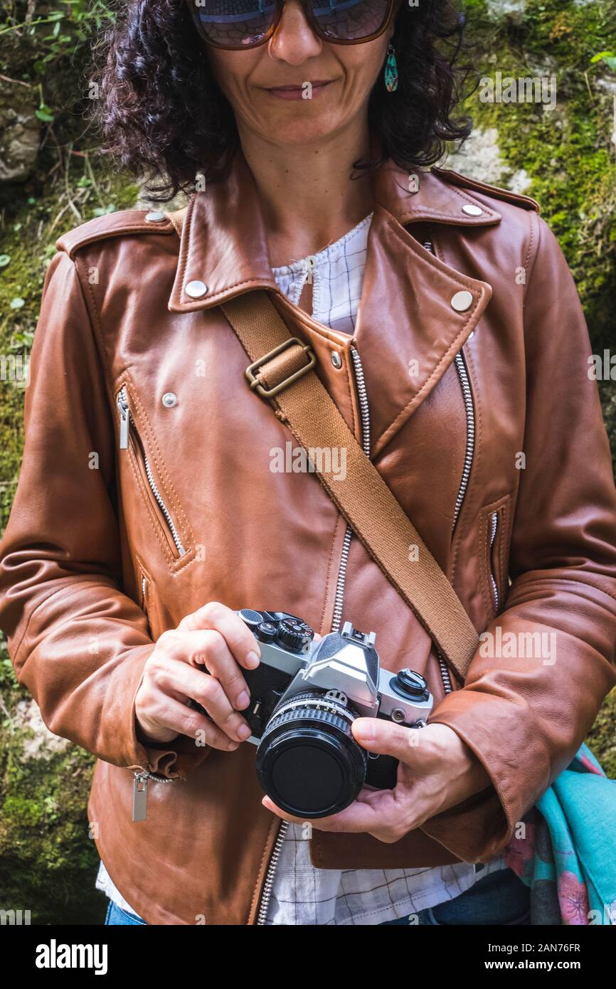 Dans l'usure style vintage femme tenant une caméra classique Banque D'Images
