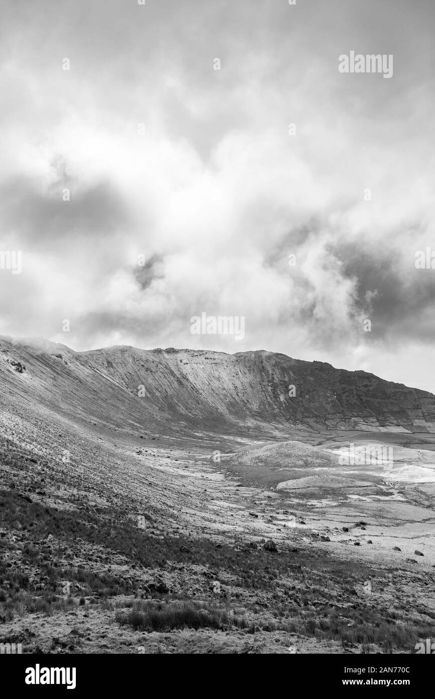 Vue en noir et blanc de la jante de la Corvo cratère sur l'île de Corvo dans les Açores, au Portugal. Banque D'Images