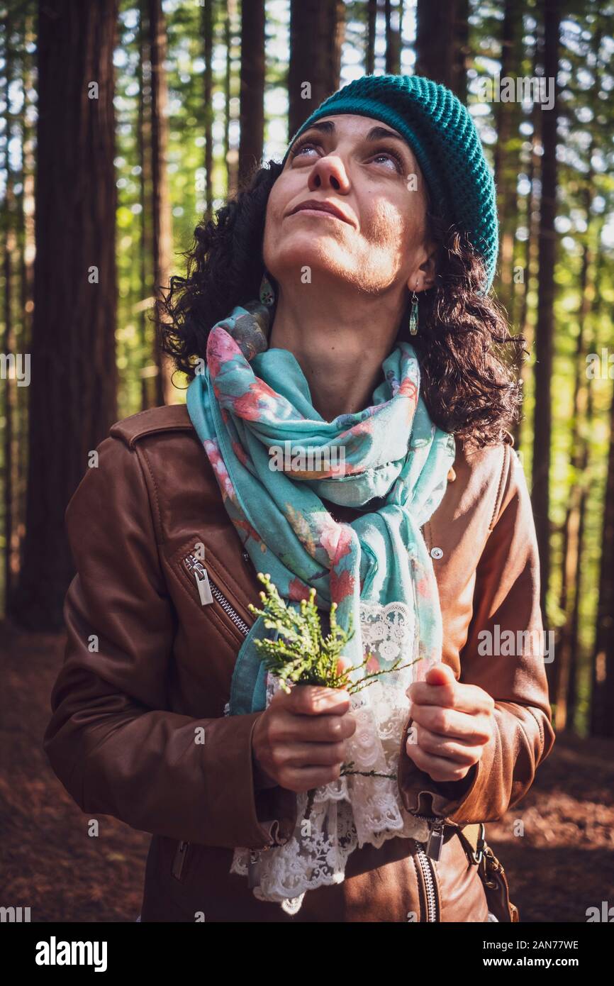 Femme portant une veste en cuir marron et un jean à la Woods Banque D'Images