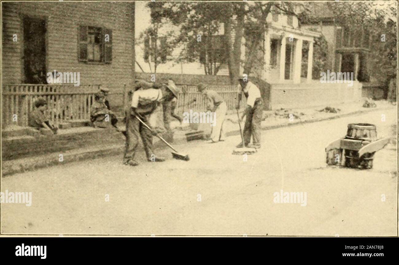 Les routes de la ville et des trottoirs adaptés aux villes de taille moyenne. . Rouler avec deux et un demi-tonne rouleau.. La diffusion de coulis de ciment Portland.BRICK PAVÉ, rue Prospect, CAMBRIDGE, MASS., .li 93 LES ROUTES DE LA VILLE ET LES TROTTOIRS.DIFFÉRENTS STYLES DE CONSTRUCTION. Le tableau de la page 84 est reproduit à partir de l'firstedition comme montrant la pratique effective en 1894^^ thesixty j-deux villes il y a nommé, dont trente-quatre thenused un cours de briques posées de chant sur une base de 6 inchconcrete avec un coussin de sable d'un pouce. Banque D'Images