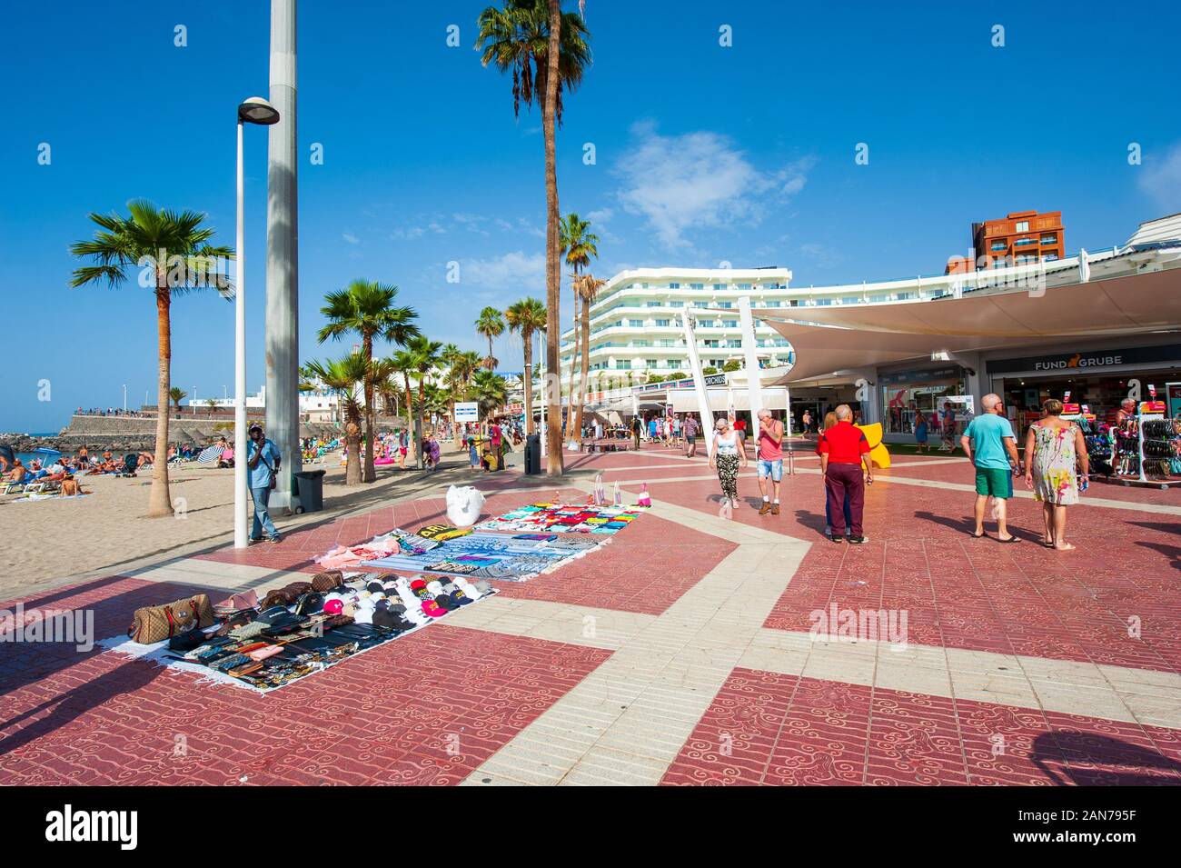 Île des Canaries Tenerife, Espagne - 26 déc, 2019 : Le boulevard près de la plage appelé playa la pinta puerto colon. Une plage très populaire près de la ville de S Banque D'Images