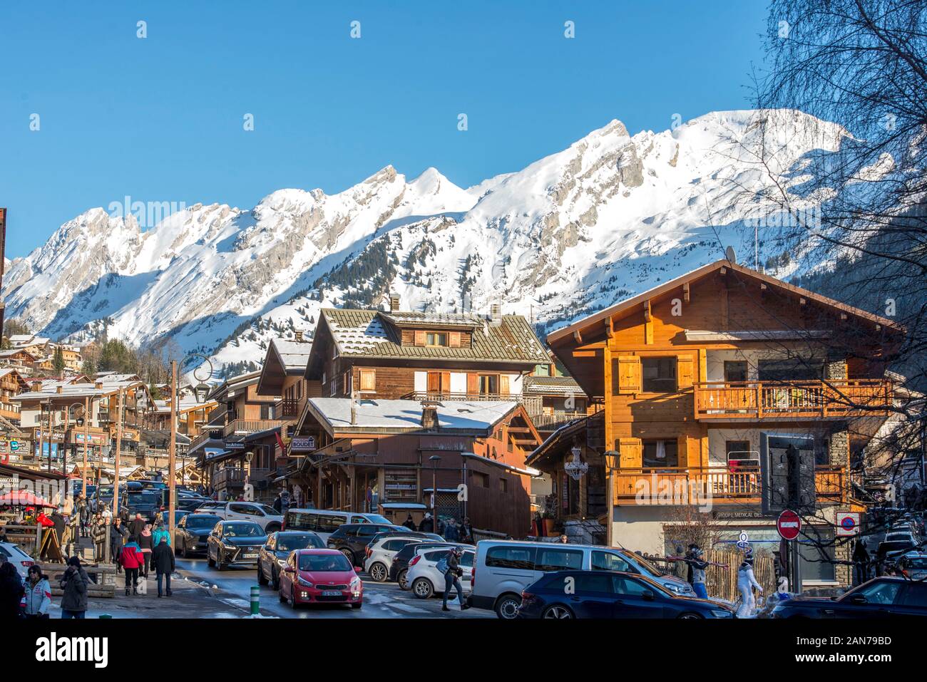 Station de ski de La Clusaz et montagnes couvertes de neige ensoleillée, située dans le département de l'Auvergne-Rhône-Alpes Banque D'Images