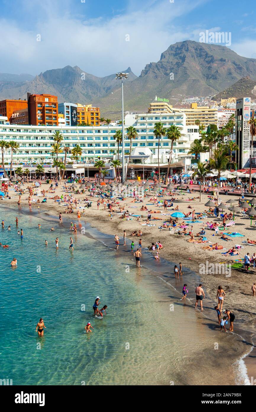 Île des Canaries Tenerife, Espagne - 26 déc, 2019 : les touristes sont de détente sur la plage la pinta puerto colon. Une plage très populaire près de la ville de San Eugenio. Banque D'Images