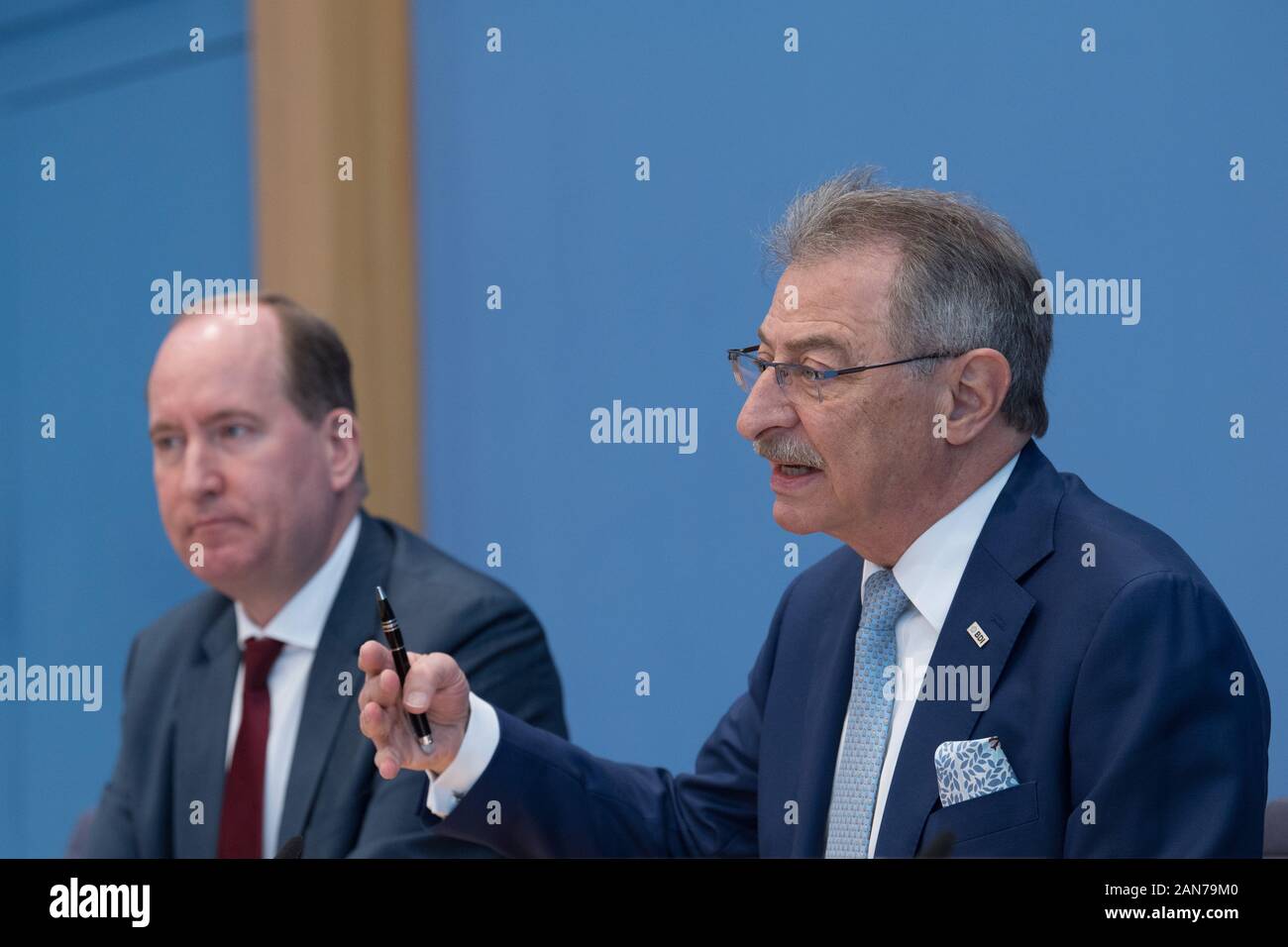 16 janvier 2020, Berlin : Joachim Lang (l), BDI Chef de la direction, et  Dieter Kempf, Président de la BDI, à la conférence de presse de la  Fédération des Industries allemandes (BDI)