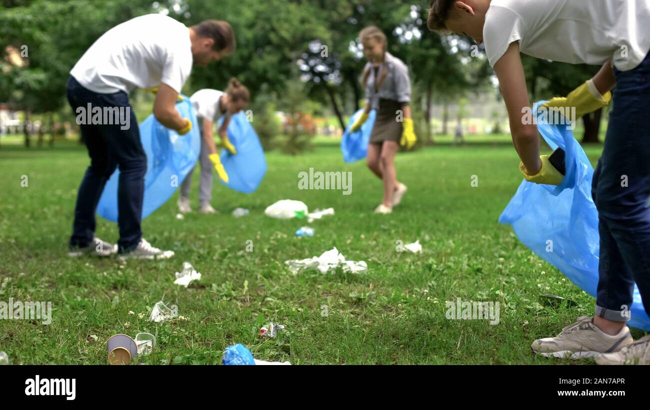 Friendly famille organisée pour nettoyer la journée de nettoyage des ordures ménagères parc Banque D'Images