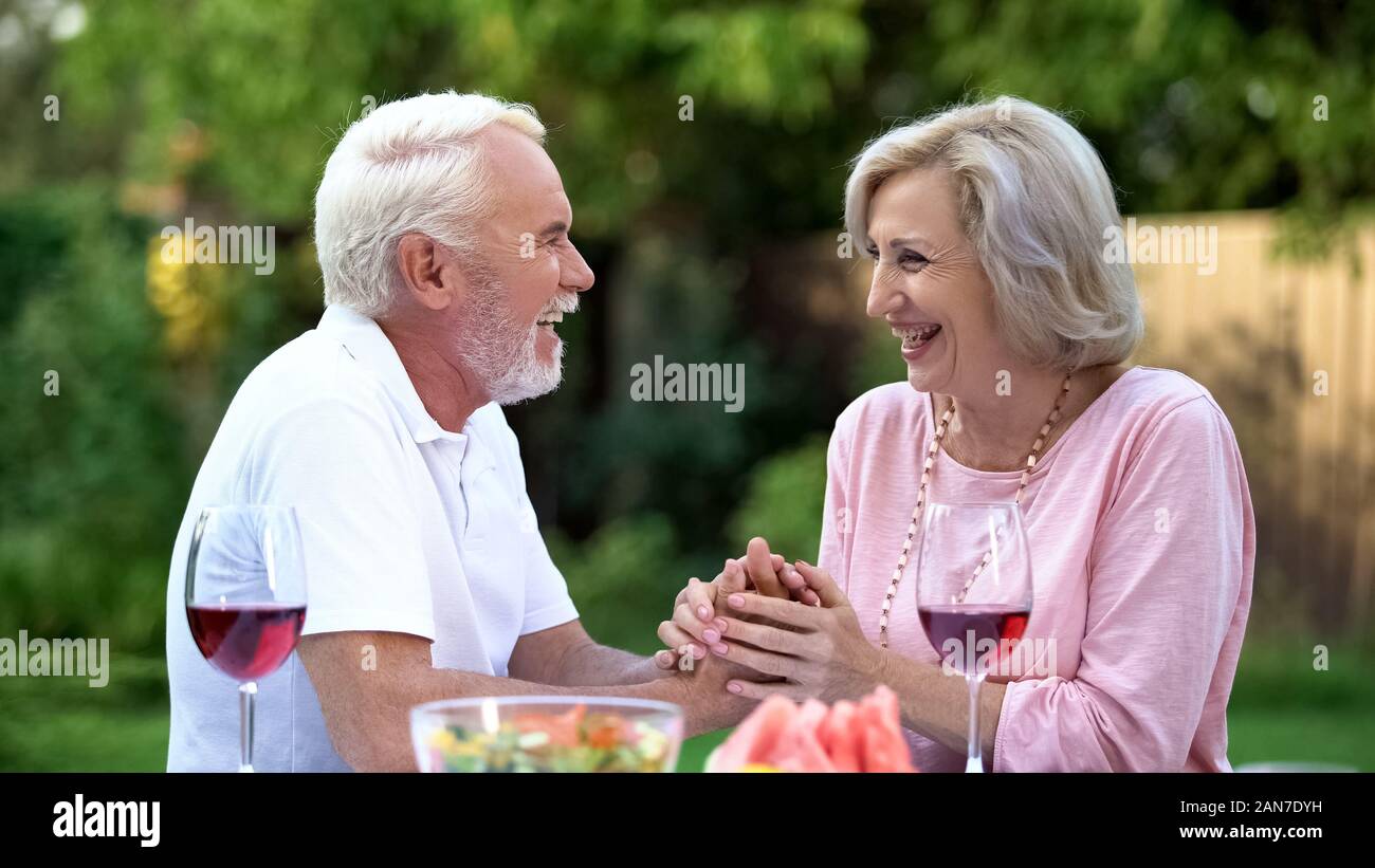 Rire senior couple having fun pendant le dîner, des émotions positives, le bonheur Banque D'Images