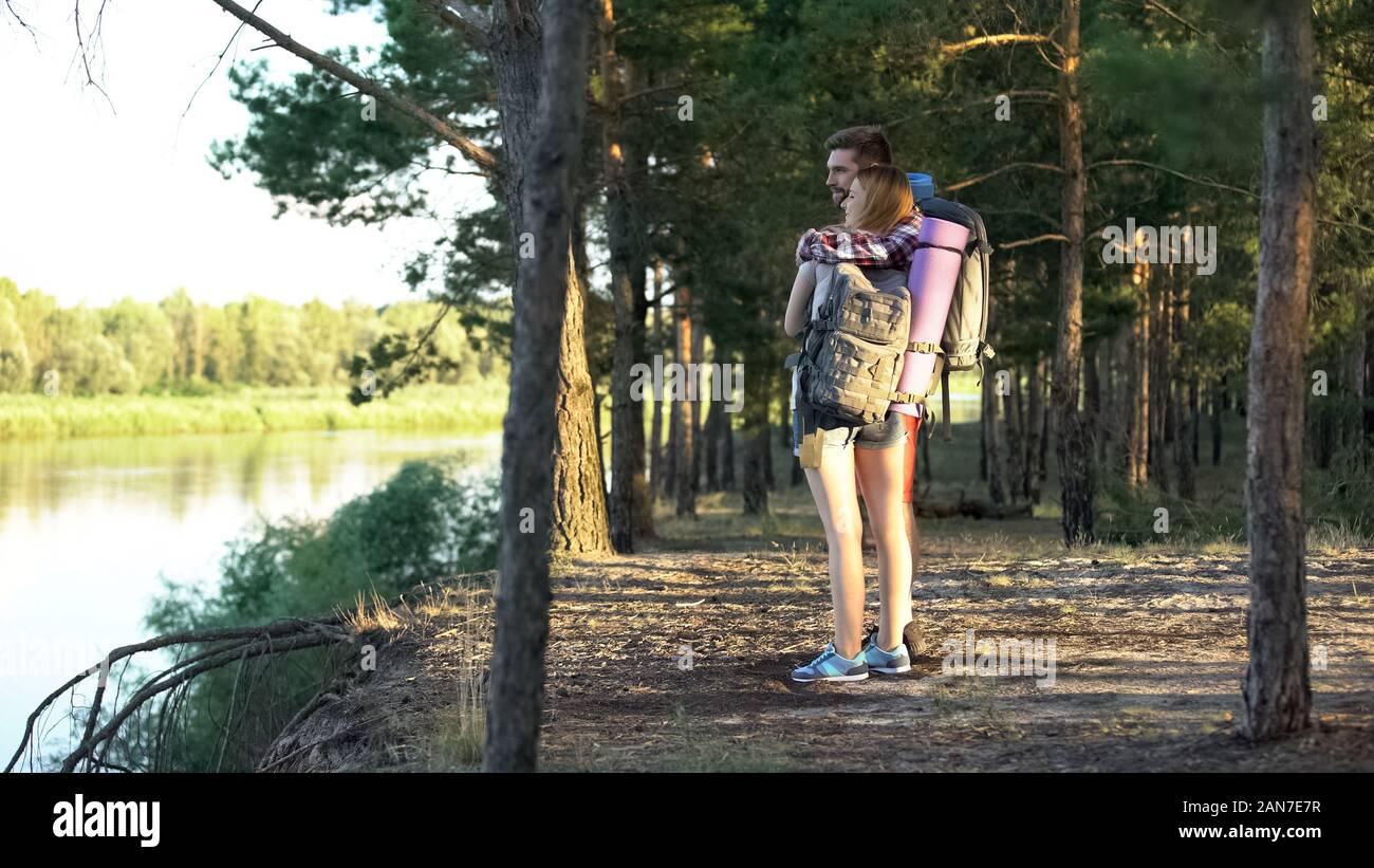 Les randonneurs aimant couple et avec sa vue sur la rivière, voyage romantique Banque D'Images