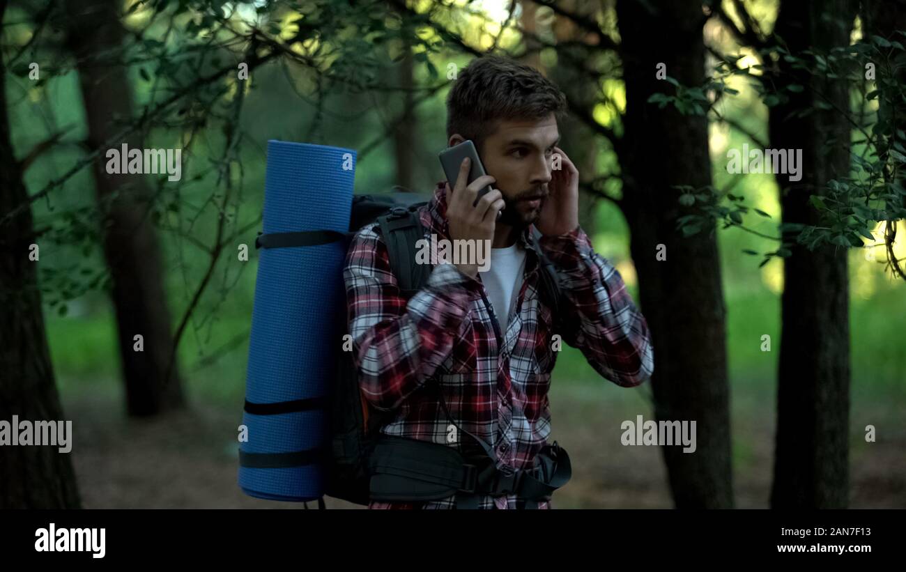 Perdu dans les bois camping-mâle essaie d'appeler le 911, mauvaise connexion, technologies Banque D'Images