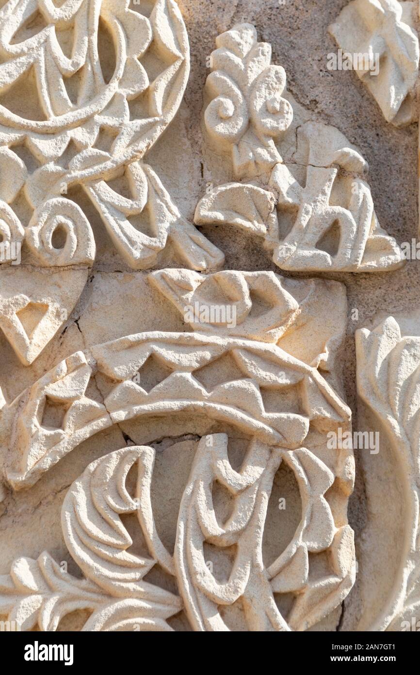 Cordoue, Espagne - 1 novembre 2019 : fragment de mur avec des coloris floraux en 10ème siècle ruiné ville médiévale Maure Medina Azahara en Andalousie sur No Banque D'Images