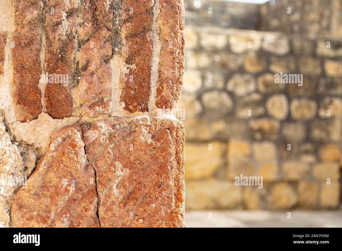 Fragment de mur à mur avec des pierres sur l'arrière-plan. Banque D'Images