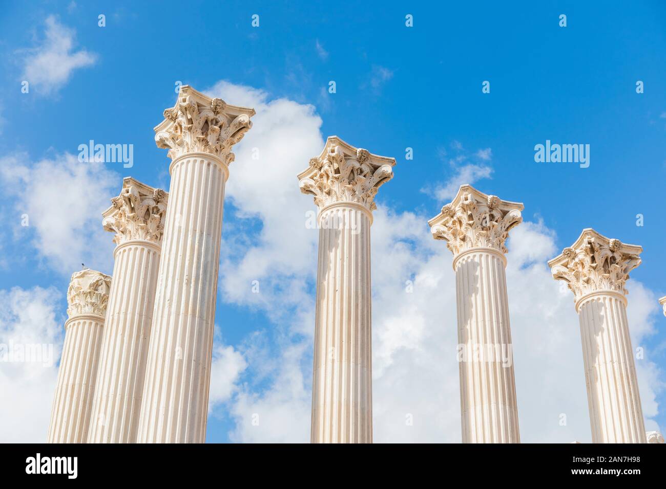 Style corinthien Colonnes pour le ciel. Banque D'Images