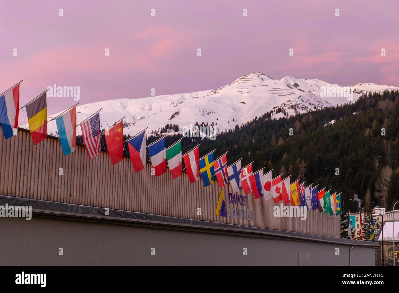 Davos, GR / Suisse - 14 janvier 2020 : le centre des congrès de Davos avec les drapeaux des nations au lever du soleil au cours de la WEF World Economic Forum Banque D'Images