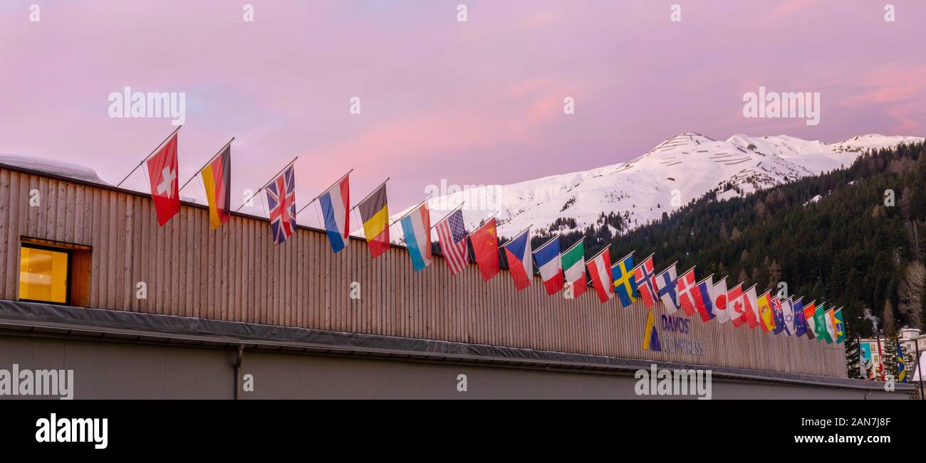 Davos, GR / Suisse - 14 janvier 2020 : le centre des congrès de Davos avec les drapeaux des nations au lever du soleil au cours de la WEF World Economic Forum Banque D'Images