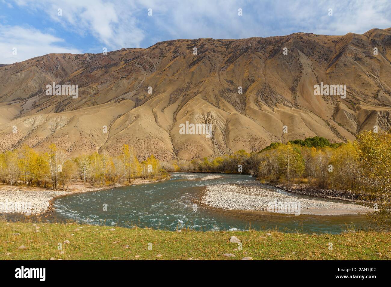 Kokemeren river, rivière de montagne, paysage d'automne, le Kirghizistan Kyzyl-Oi. Banque D'Images