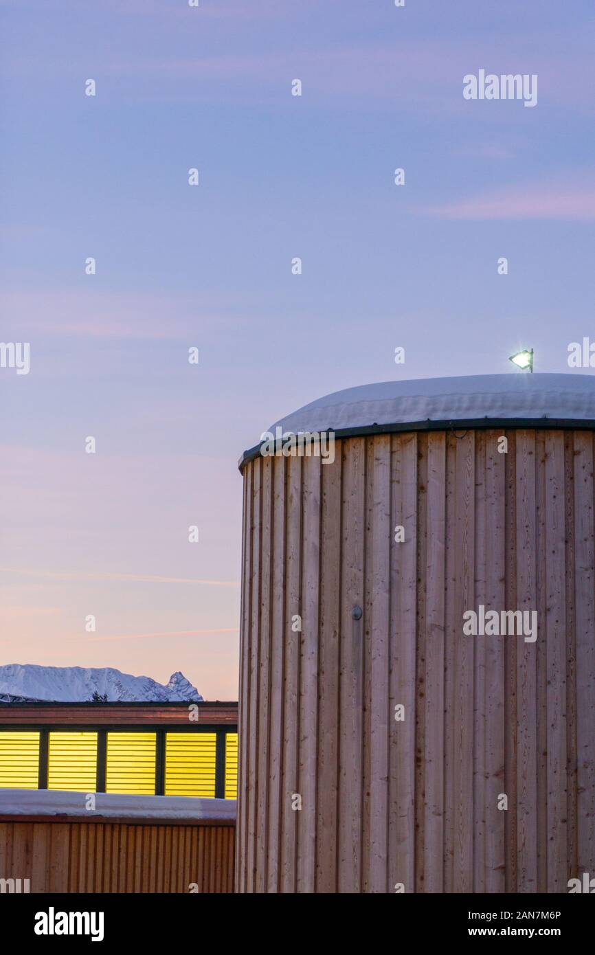 Davos, GR / Suisse - 15 janvier 2020 : vue détaillée du centre des congrès de Davos au lever du soleil en hiver Banque D'Images