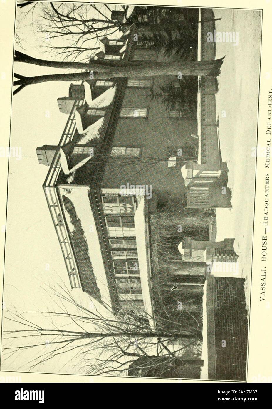 Un guide historique de Cambridge . Il a été re-namodBath lane. La Kings Highway (maintenant rue Brattle), à partir de ce point, toElmwood était, avant la Révolution, appelée Église ou d'une ligne conservatrice. ADAMS-BANCROFT-REMINGTON-de-VASSALLHOUSE FRIZELL BELCHER, SIÈGE MÉDICAL (B71). Pendant environ un siècle (1750 à 1850) Il n'y avait qu'une maison sur la route du sud, entre chaque côtédu Ash Street et Elmwood, une distance de trois-quartersof un mile. La chambre a été appelée la Maison Vassall depuis 1736. Il est stillstanding sur le coin de l'Est et l'Aubépine Brattle rues. Le westernend de la maison est très vieille, Banque D'Images