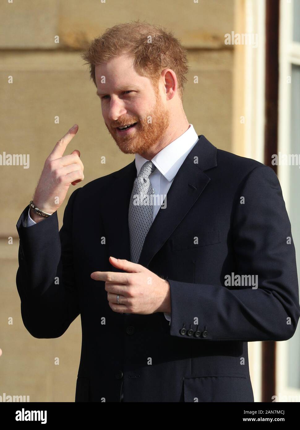 Le duc de Sussex à regarder les enfants jouer au rugby dans les jardins de Buckingham Palace, Londres, alors qu'il accueille la Coupe du Monde de Rugby 2021 tirages. Banque D'Images