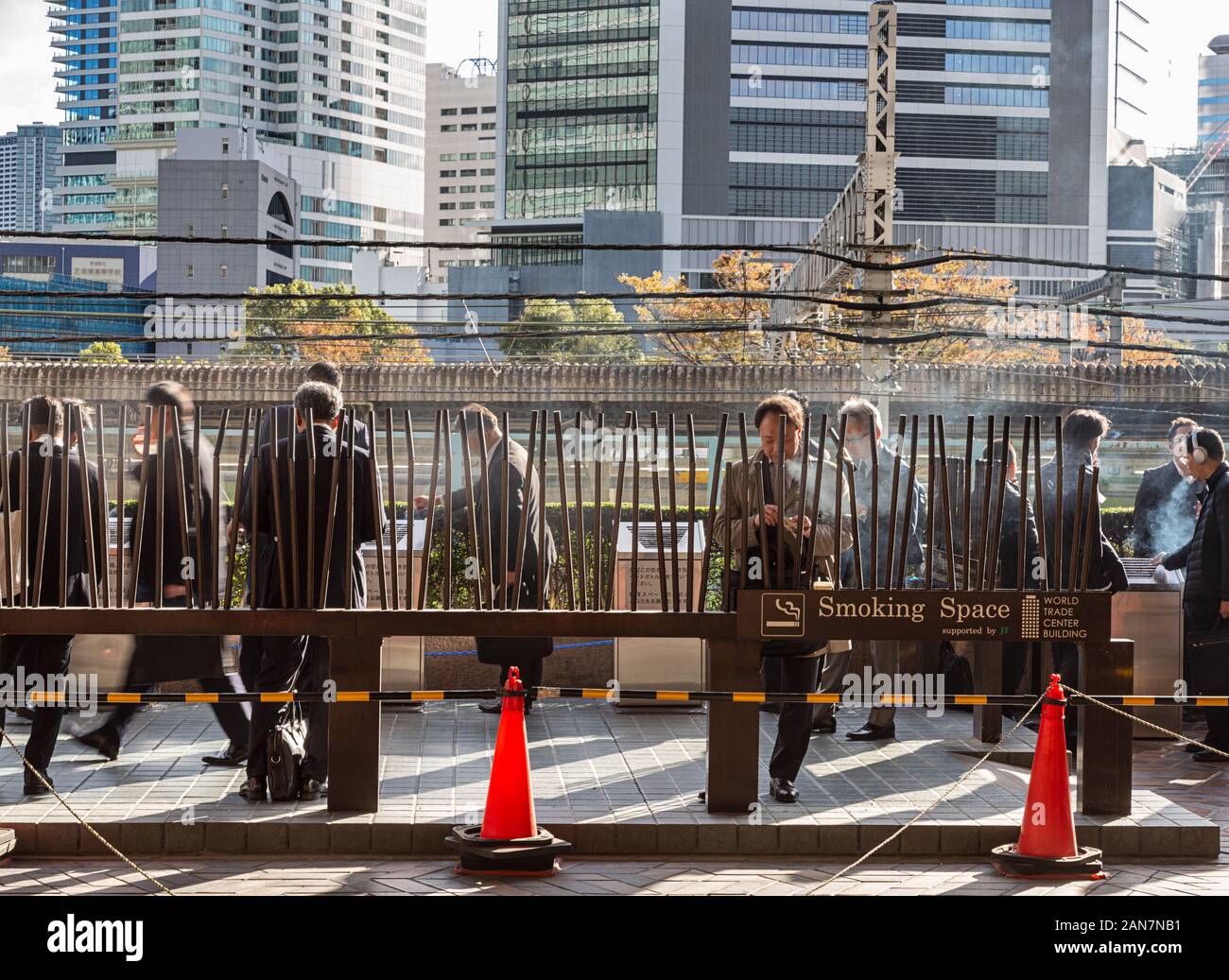 Fumeurs près du World Trade Center à Tokyo Banque D'Images