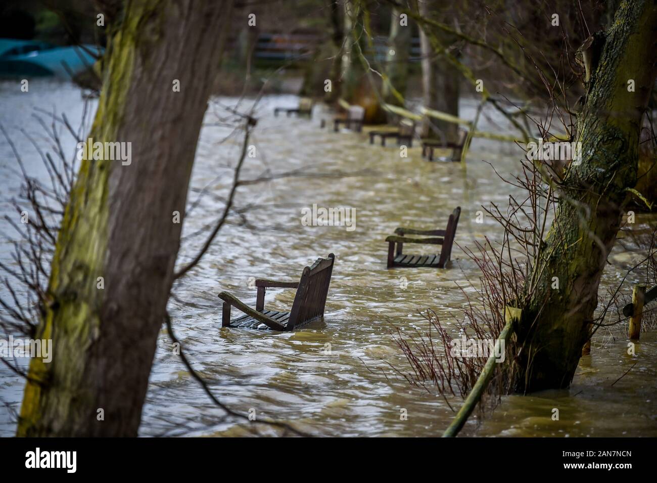 Des bancs sont submergés sous l'eau de l'inondation dans la région de Gloucester, Gloucestershire, après les tempêtes et fortes pluies à travers le Royaume-Uni. Banque D'Images