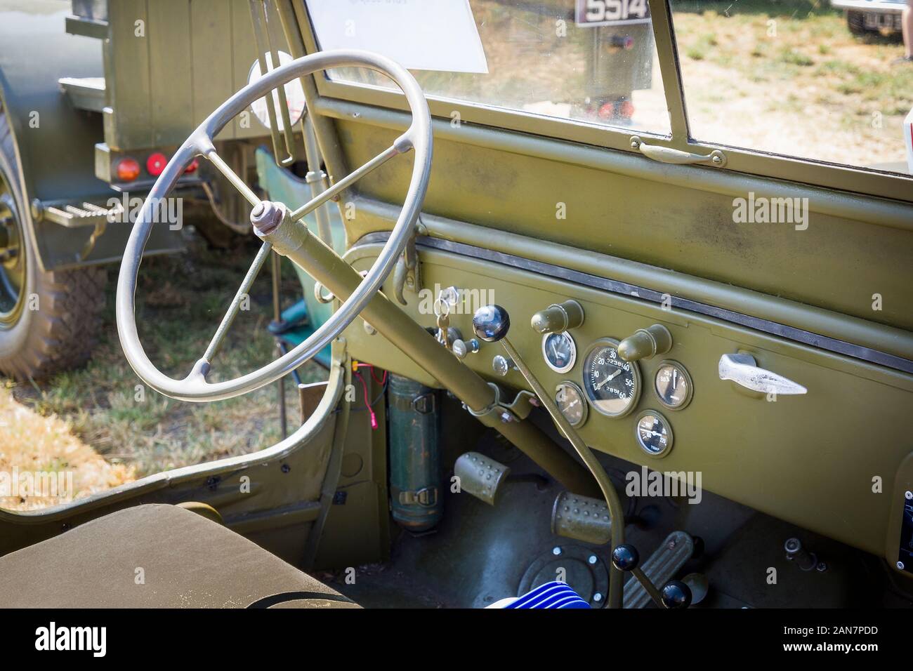 Afficher des commandes d'une vieille Ford Jeep construit et utilisé par les forces alliées au cours de la Seconde Guerre mondiale encore en cours 75 ans plus tard à un show à Heddington Wil Banque D'Images