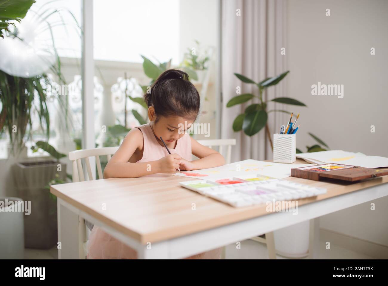 Aller à l'école est votre avenir. L'éducation, l'apprentissage, l'enseignement. Une jeune fille d'une photo Banque D'Images