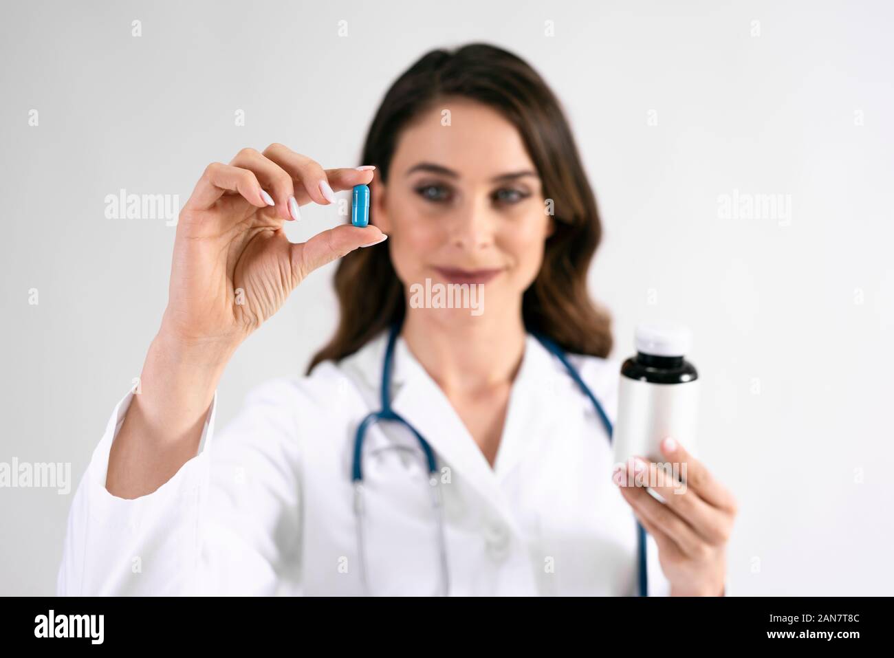 Main du médecin holding pill en studio shot Banque D'Images