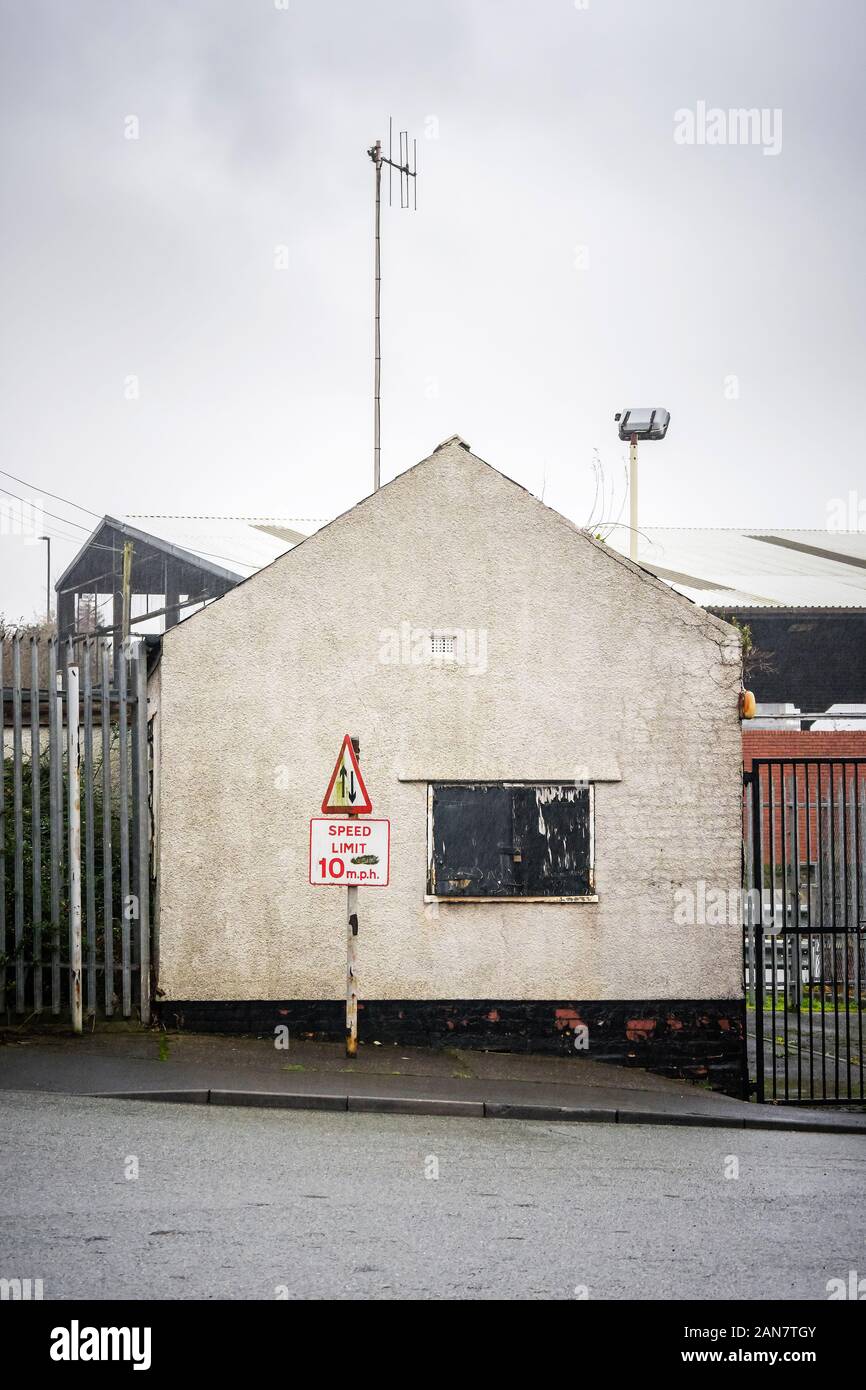 Une vieille maison de porte à côté d'une usine sur Scotswood Road, Newcastle upon Tyne, Tyne and Wear, Royaume-Uni Banque D'Images
