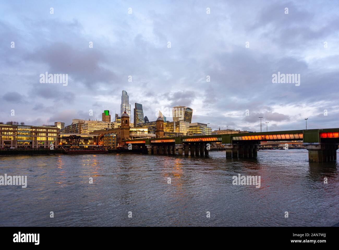 Ciel d'hiver sur la ville de Londres des gratte-ciel, Cannon Street Railway Bridge et de la Tamise, Londres, Angleterre Banque D'Images