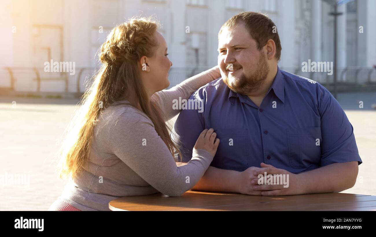 Heureux couple avec l'amour, une date, des relations d'offres Banque D'Images