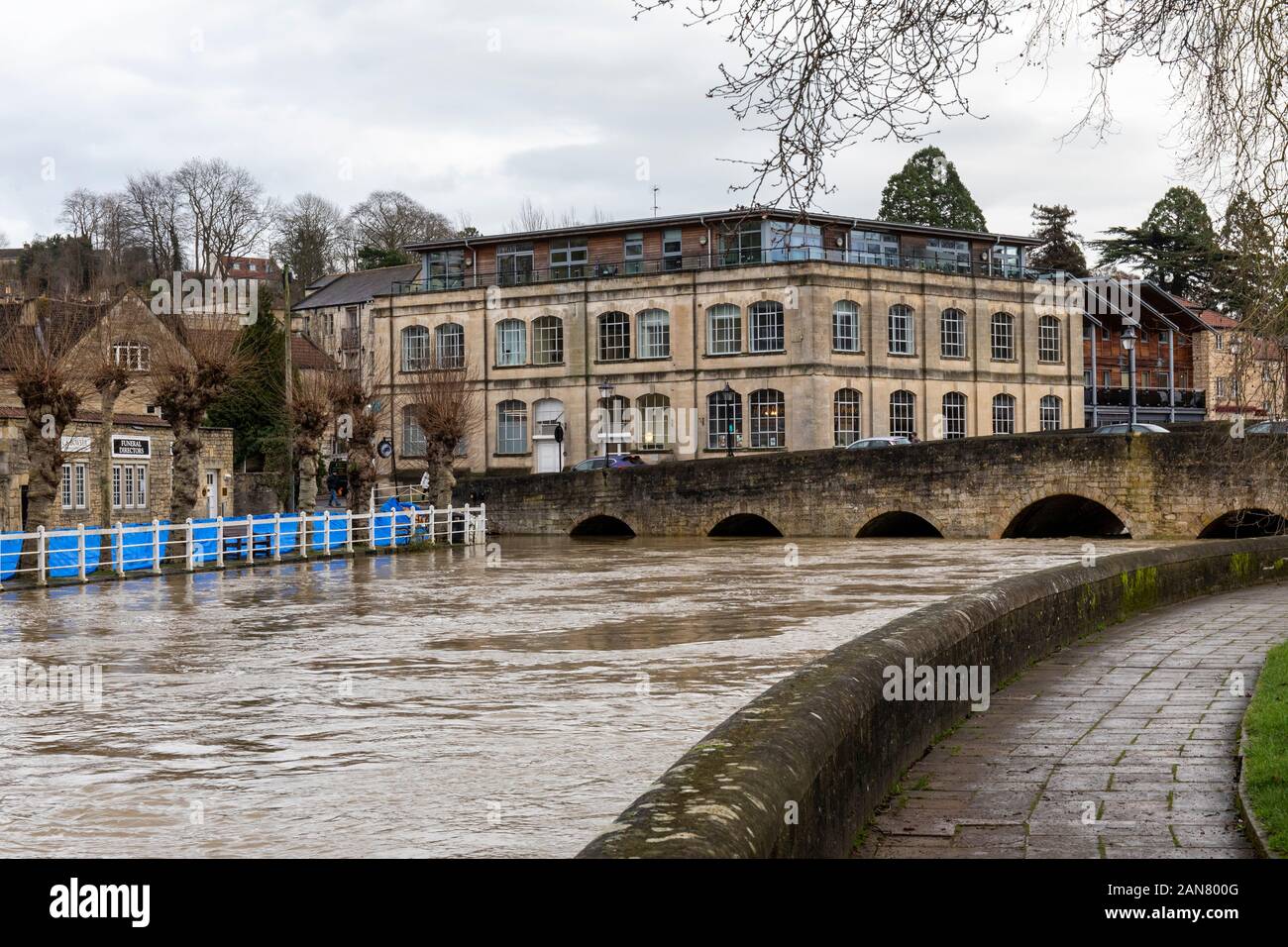 Des barrières anti-inondation sont en place pour protéger Bradford on Avon ade la rivière swollen Avon, Wiltshire, Royaume-Uni le 16 janvier 2020. Banque D'Images