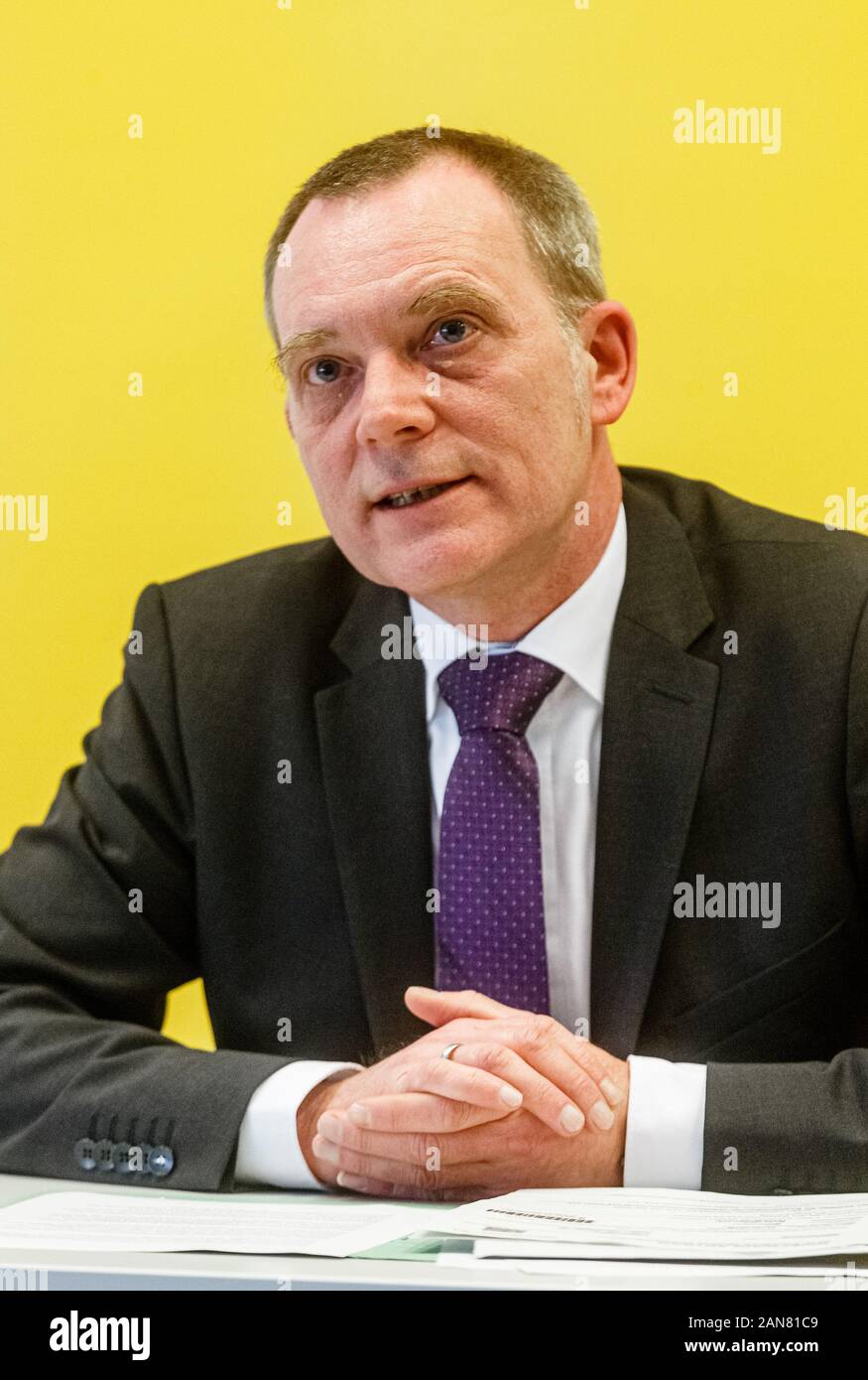 Hambourg, Allemagne. 16 janvier, 2020. Élection d'État Commissaire Oliver Rudolf explique l'envoi d'environ 1,3 millions de notifications pour l'élection de l'élection d'état de Hambourg par Deutsche Post. À cette fin, la société s'occupera de 540 palettes avec des conteneurs de 18 lettre 24000 camions articulés d'ici le 1er février. Photo : Markus Scholz/dpa/Alamy Live News Banque D'Images