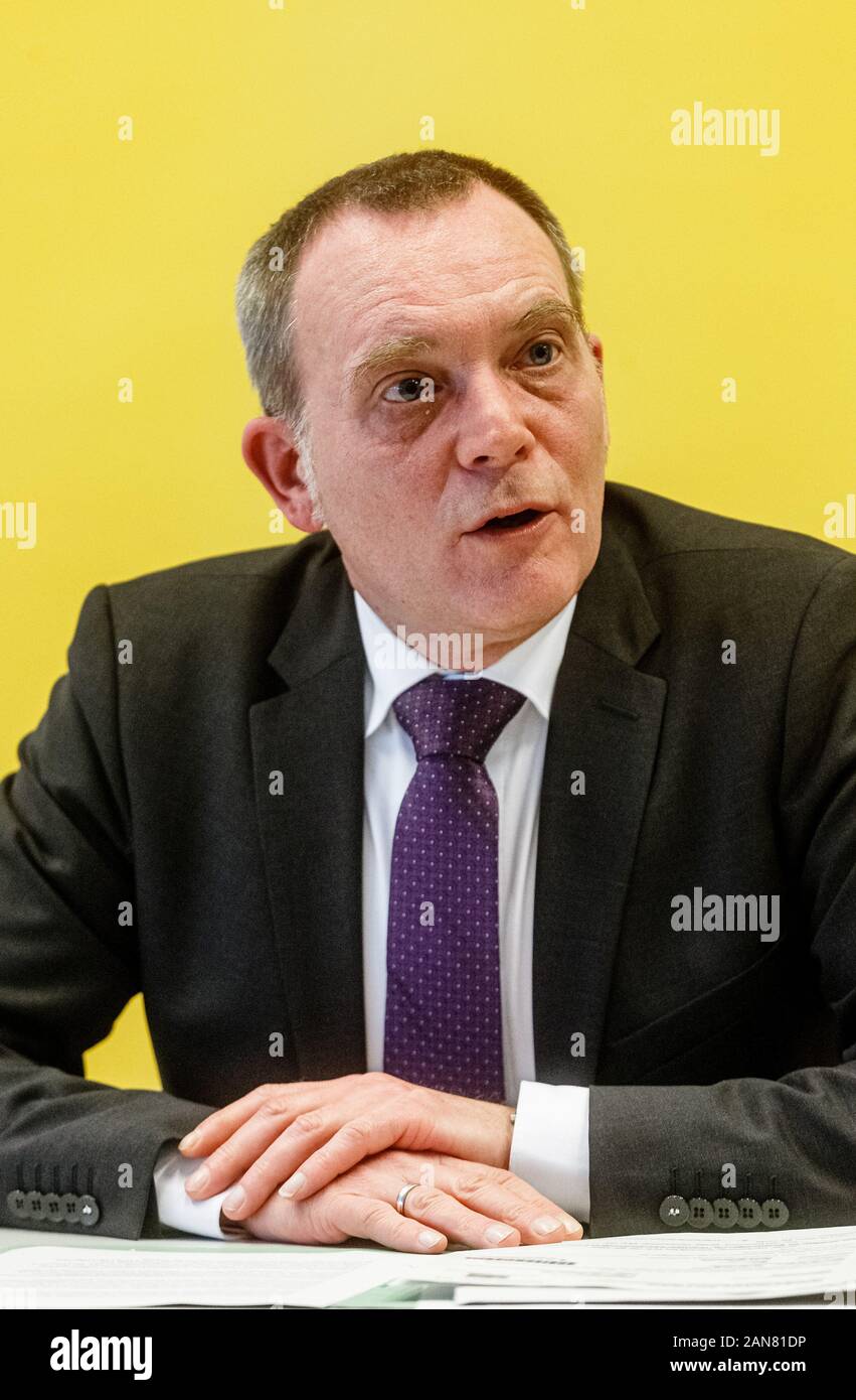 Hambourg, Allemagne. 16 janvier, 2020. Élection d'État Commissaire Oliver Rudolf explique l'envoi d'environ 1,3 millions de notifications pour l'élection de l'élection d'état de Hambourg par Deutsche Post. À cette fin, la société s'occupera de 540 palettes avec des conteneurs de 18 lettre 24000 camions articulés d'ici le 1er février. Photo : Markus Scholz/dpa/Alamy Live News Banque D'Images