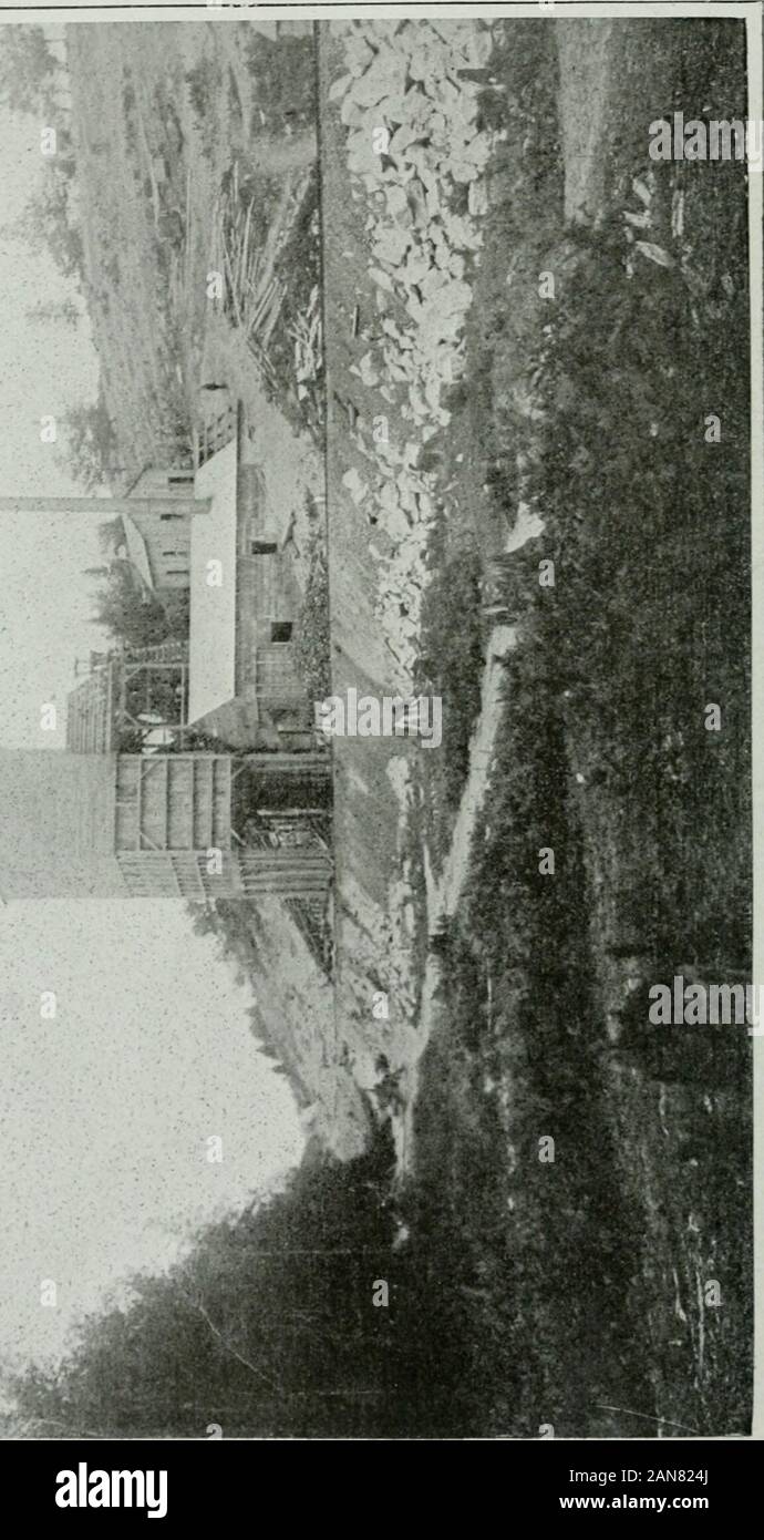 Rapport Annuel . jusqu'aux années 1901, 1902 et 1903, lorsque lavis a été d'une valeur de 3 126 $, 6 150 $, et 1 650, respectivement. L'industrie a été portée à l'arrêt en juin 1904, par la destruction de l'usine de barrage. Il peut être ajouté qu'une nouvelle usine, à l'Actinolite gare, a récemment été con-structed, mais les résultats obtenus à ce jour a été très faible, quelque 32 tonnes produites en 1910. M. Joseph James a été étroitement associé à l'industrie depuis l'actinolite. itsinception Des matériaux routiers et des pierres de construction des différents matériaux qui sont utilisés pour les trap rock métal est sans égal. Banque D'Images