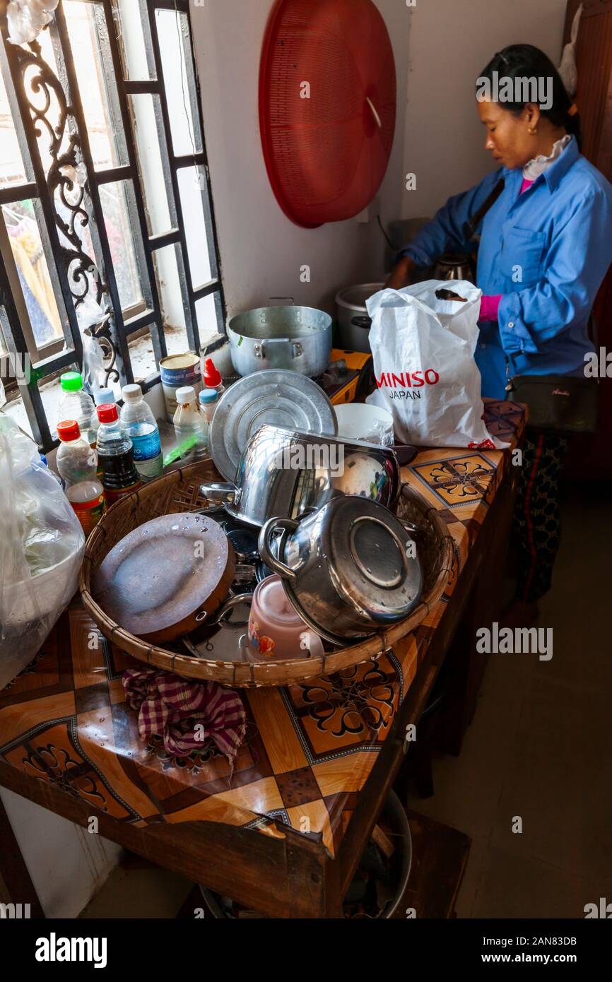 Une femme cambodgienne est en train de préparer le riz dans un ménage à revenu moyen en milieu urbain Kampong Cham, au Cambodge. Banque D'Images