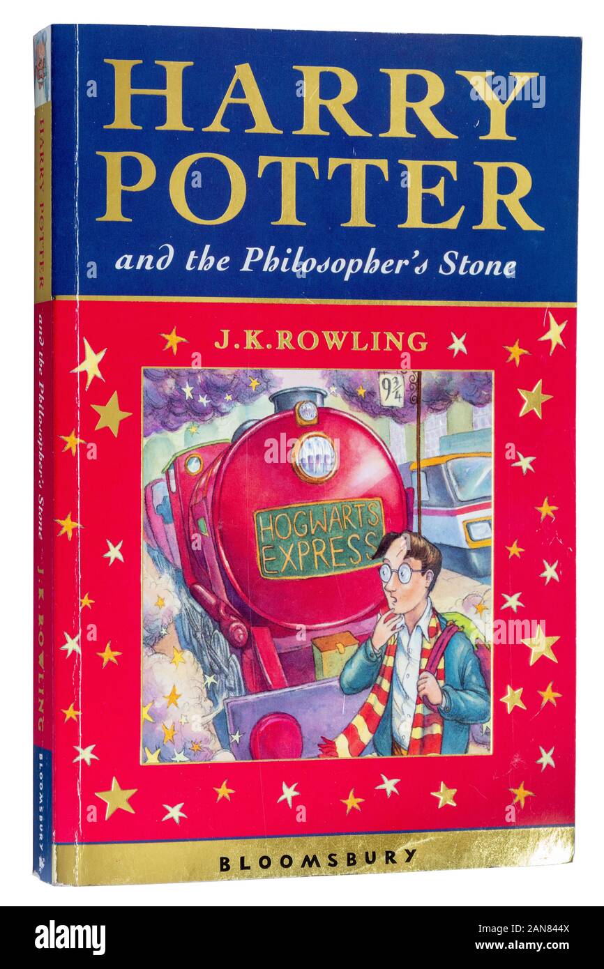 Harry Potter et la pierre du philosophe, un roman de J.K. Rowling. Livre de poche Banque D'Images