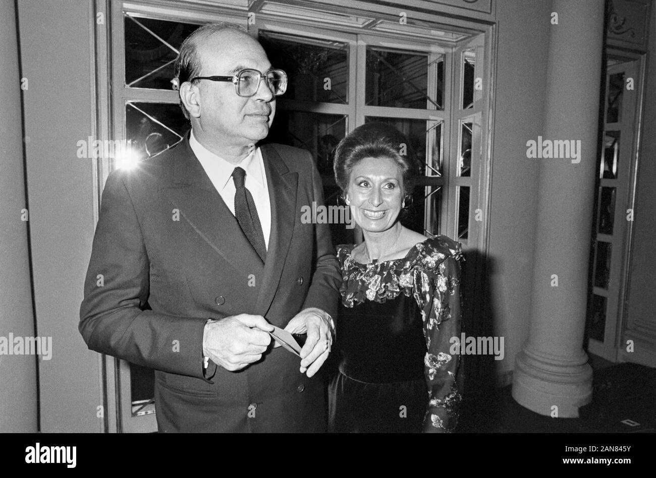 Le secrétaire de la PSI (Parti socialiste italien Bettino Craxi) avec son épouse à l'inauguration de la saison lyrique du théâtre La Scala de Milan (1982) Banque D'Images