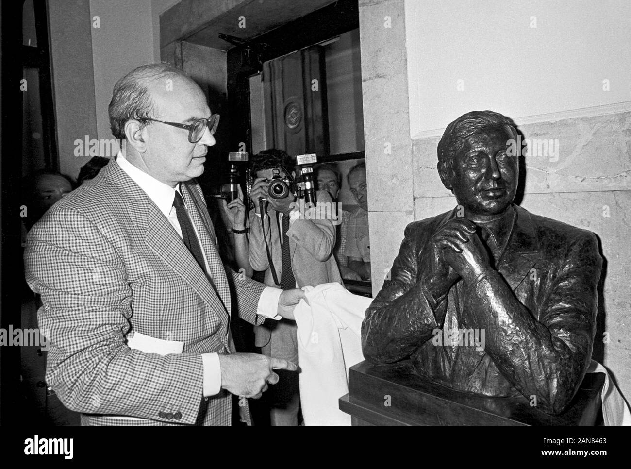 Bettino Craxi, Secrétaire du PSI (Parti socialiste italien) inaugure dans le Corriere della Sera le siège du journal un buste à la mémoire du journaliste Walter Tobagi, tués dans une attaque terroriste en 1980 (Milan, mai 1982). Banque D'Images